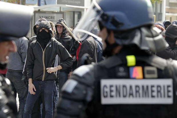 Starcia policji z protestującymi przeciwko imigrantom we francuskim Calais Starcia policji z protestującymi przeciwko imigrantom we francuskim Calais