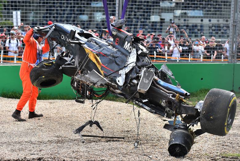 Wypadek na torze F1 – bolid Fernando Alonso zmiażdżony! (zdjęcia) Wypadek na torze F1 – bolid Fernando Alonso zmiażdżony! (zdjęcia)
