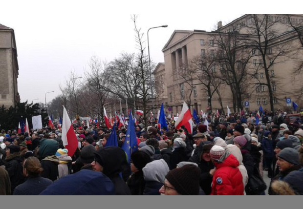 Tysiące ludzi, flagi i transparenty – manifestacje KOD-u w polskich miastach Tysiące ludzi, flagi i transparenty – manifestacje KOD-u w polskich miastach