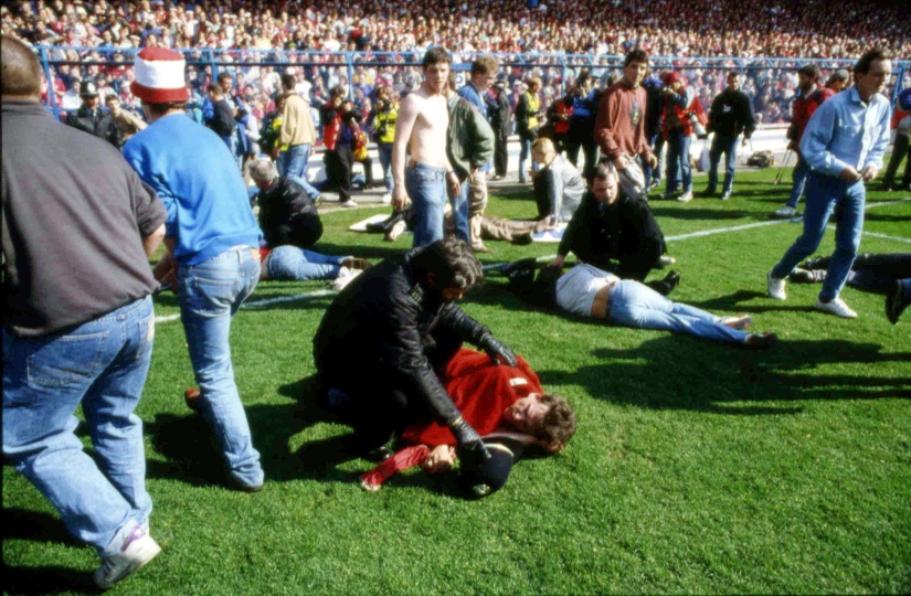 Policja i organizatorzy winni śmierci 96 fanów Liverpoolu na stadionie Hillsborough w 1989 r. Policja i organizatorzy winni śmierci 96 fanów Liverpoolu na stadionie Hillsborough w 1989 r.