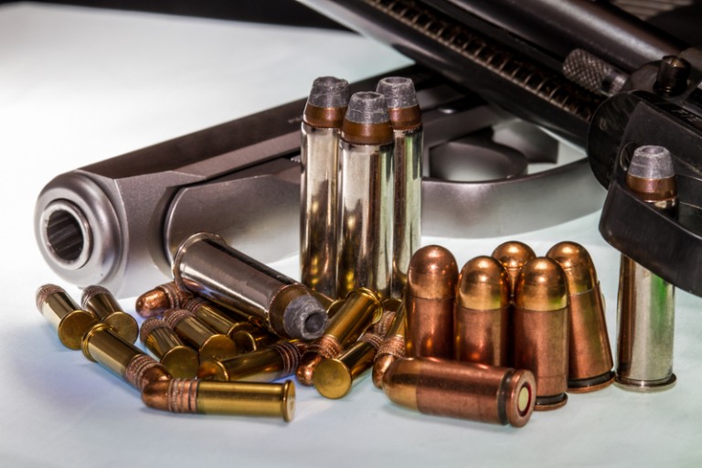 Broń palna, amunicja i akcesoria znalezione w mieszkaniu w Seattle