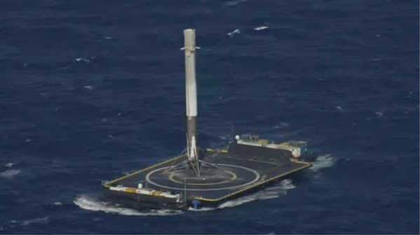 Historyczne lądowanie rakiety Falcon 9 na Atlantyku Historyczne lądowanie rakiety Falcon 9 na Atlantyku