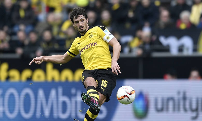Kolejna gwiazda Borussi trafiła do Bayernu. Mats Hummels złożył podpis Kolejna gwiazda Borussi trafiła do Bayernu. Mats Hummels złożył podpis