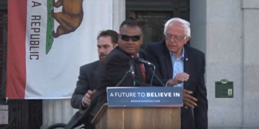 Bernie Sanders zaatakowany na wiecu przez aktywistów chroniących praw zwierząt Bernie Sanders zaatakowany na wiecu przez aktywistów chroniących praw zwierząt