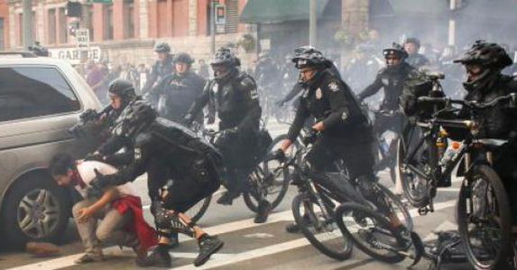 Zamieszki podczas Święta Pracy w Seattle. Rannych 5 policjantów (wideo) Zamieszki podczas Święta Pracy w Seattle. Rannych 5 policjantów (wideo)