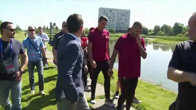 Ronaldo wyrzucił reporterowi mikrofon do jeziora Ronaldo wyrzucił reporterowi mikrofon do jeziora