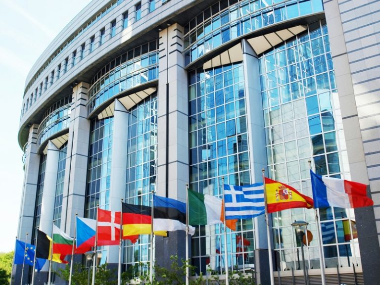 W Brukseli narasta krytyka wobec Komisji Europejskiej ws. niedoboru szczepionek