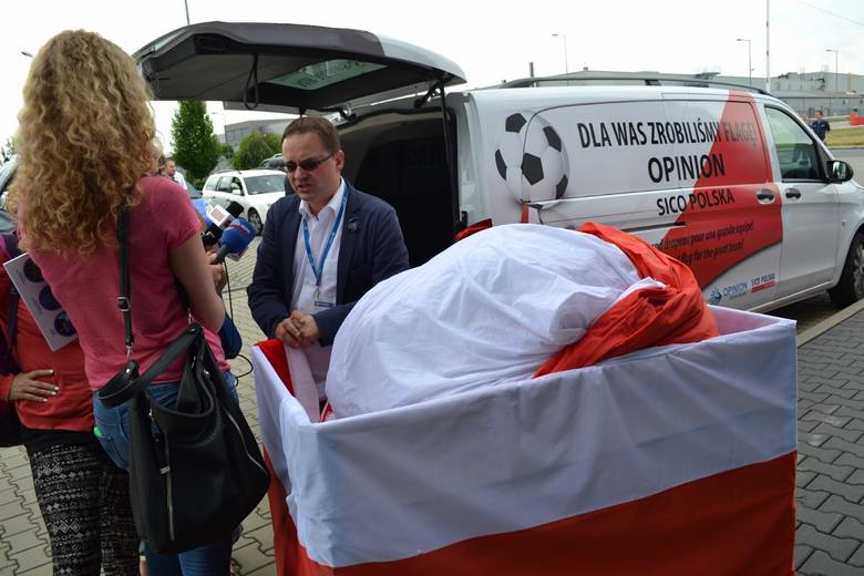 Gigantyczna polska flaga wyjecha艂a na Euro Gigantyczna polska flaga wyjecha艂a na Euro