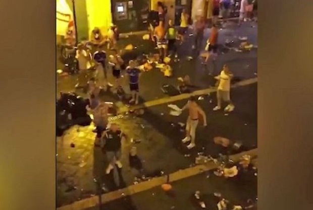Francuscy “ultrasi” zaatakowali polskich i irlandzkich kibiców w Nicei Francuscy “ultrasi” zaatakowali polskich i irlandzkich kibiców w Nicei