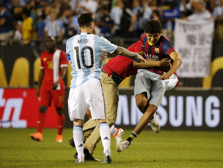Copa America. Kibic rzuci艂 si臋 na Messiego (zdj臋cia) Copa America. Kibic rzuci艂 si臋 na Messiego (zdj臋cia)