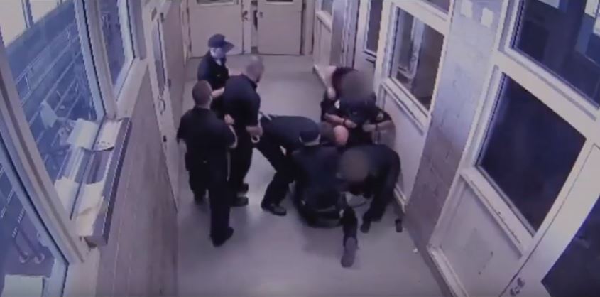 Strażnicy więzienni są atakowani. Ujawniono nagrania z monitoringu Strażnicy więzienni są atakowani. Ujawniono nagrania z monitoringu