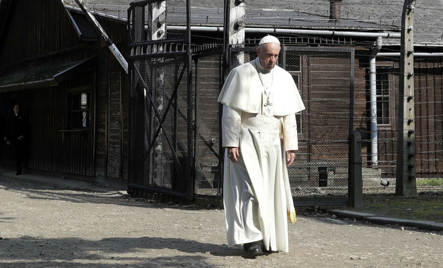 “Panie, miej litość nad Twoim ludem! Panie, przebacz tyle okrucieństwa”. Papież Franciszek w Auschwitz-Birkenau “Panie, miej litość nad Twoim ludem! Panie, przebacz tyle okrucieństwa”. Papież Franciszek w Auschwitz-Birkenau