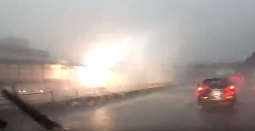 Od uderzenia pioruna zawaliła się stacja Blue Line (VIDEO) Od uderzenia pioruna zawaliła się stacja Blue Line (VIDEO)