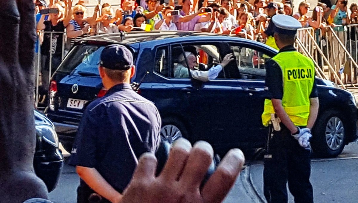 Dlaczego papież Franciszek w Polsce jeździ Volkswagenem Golfem? Dlaczego papież Franciszek w Polsce jeździ Volkswagenem Golfem?
