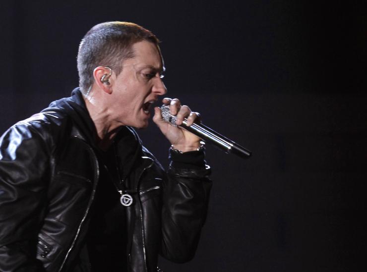 Eminem pomaga zbierać plecaki dla potrzebujących dzieci Eminem pomaga zbierać plecaki dla potrzebujących dzieci