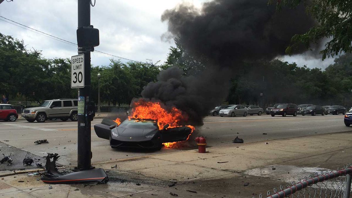 Lamborghini stanęło w płomieniach w pobliżu Grant Park (video) Lamborghini stanęło w płomieniach w pobliżu Grant Park (video)