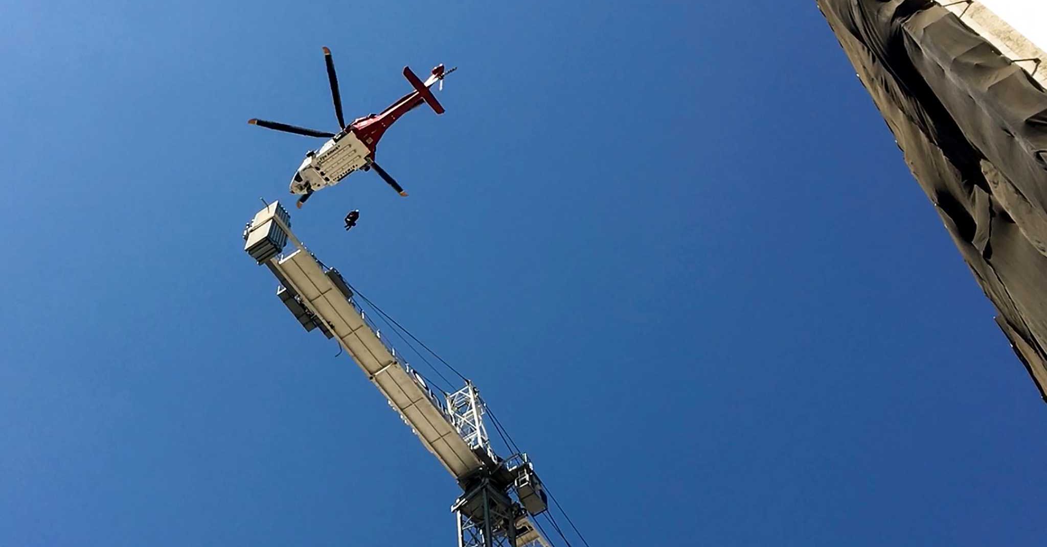 Akcja ratunkowa na wysokości. Helikopter ściągał pracownika budowlanego Akcja ratunkowa na wysokości. Helikopter ściągał pracownika budowlanego