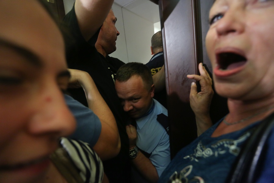 Sesja warszawskiej Rady Miasta – krzyki, wyzwiska, przepychanki Sesja warszawskiej Rady Miasta – krzyki, wyzwiska, przepychanki