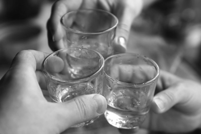 Białoruś: Wódka na czas epidemii koronawirusa zarówno do picia, jak i do dezynfekcji