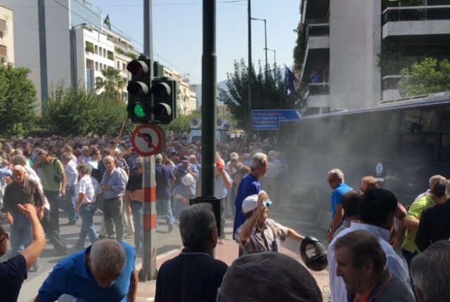 Policja użyła gazu przeciwko greckim emerytom Policja użyła gazu przeciwko greckim emerytom