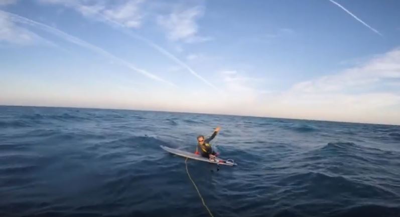 Surfer uratowany na jeziorze Michigan (video) Surfer uratowany na jeziorze Michigan (video)