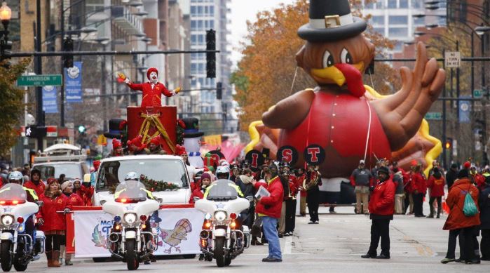 Parade. Парад надувных фигур на день Благодарения. Чикаго парад на день Благодарения. Костюмированный парад в день Благодарения. День Благодарения обычаи Канада парад.