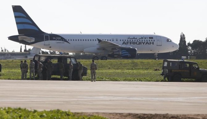Pasażerowie i załoga porwanego samolotu uwolnieni. Aresztowano porywaczy Pasażerowie i załoga porwanego samolotu uwolnieni. Aresztowano porywaczy