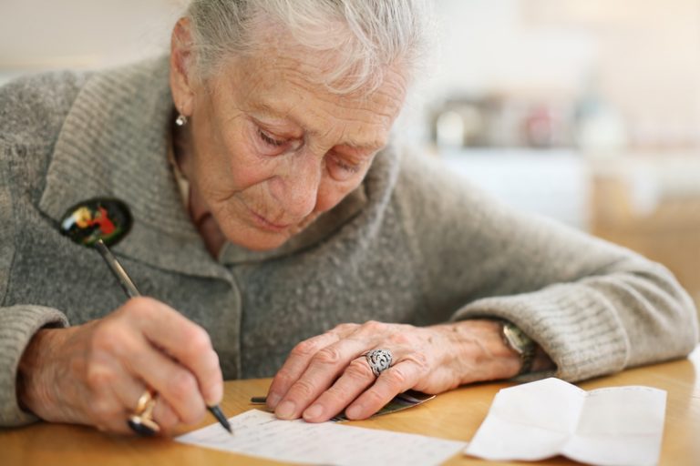 70 tys. zł na zakup szczepionki na covid dla seniorki i  jej córki. Oszuści zatrzymani