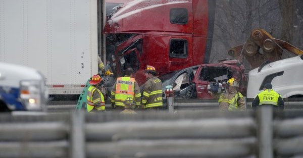 Co najmniej 3 ofiary 艣miertelne i wielu rannych w karambolu na autostradzie I-96 Co najmniej 3 ofiary 艣miertelne i wielu rannych w karambolu na autostradzie I-96