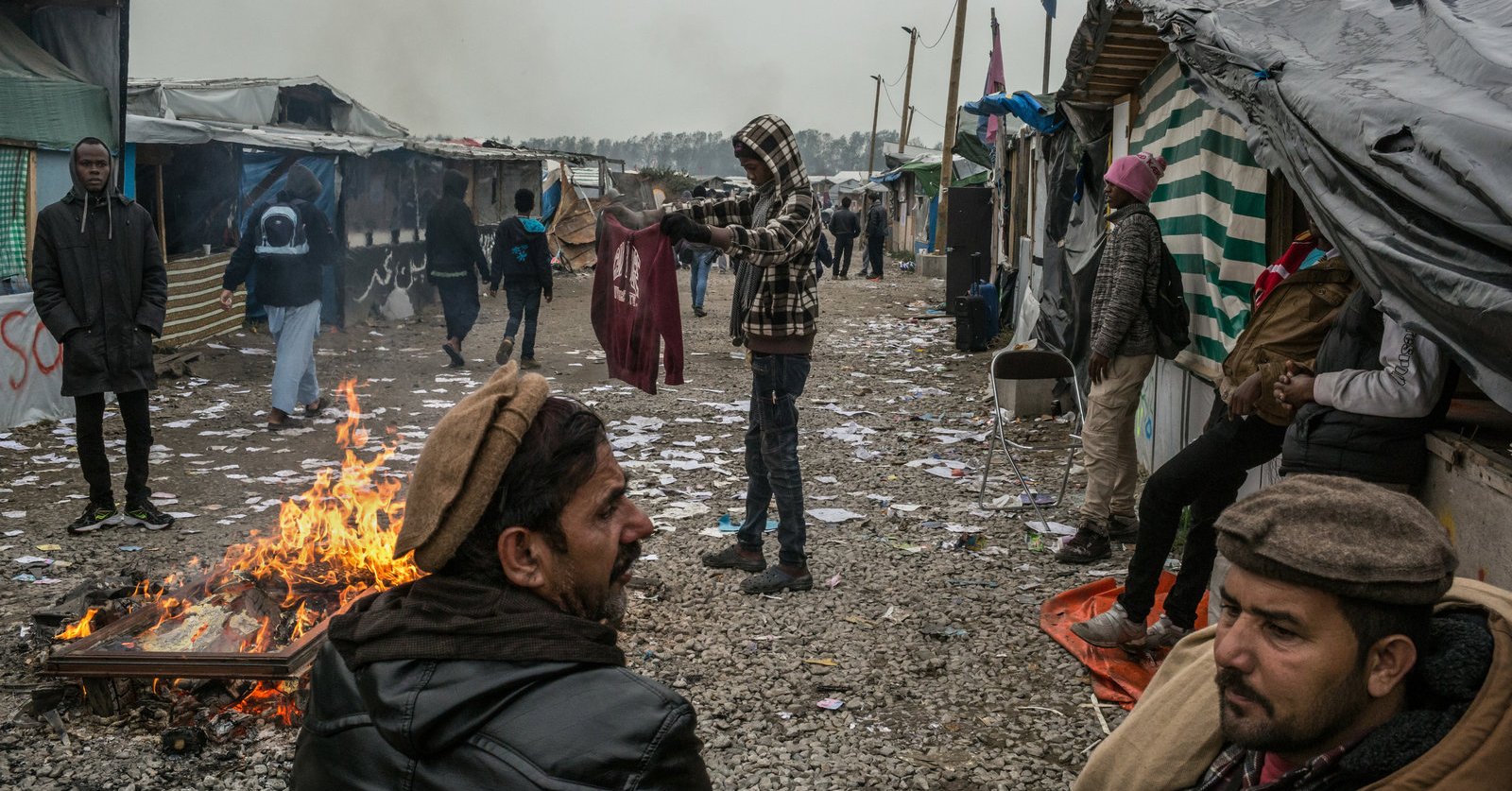 Francja: W Calais znowu rozrabiaj膮 uchod藕cy. Skierowano dodatkowe si艂y policji Francja: W Calais znowu rozrabiaj膮 uchod藕cy. Skierowano dodatkowe si艂y policji