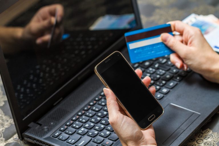 W tym roku Polacy na różnego rodzaju e-zrzutki wpłacą ponad 2 mld zł