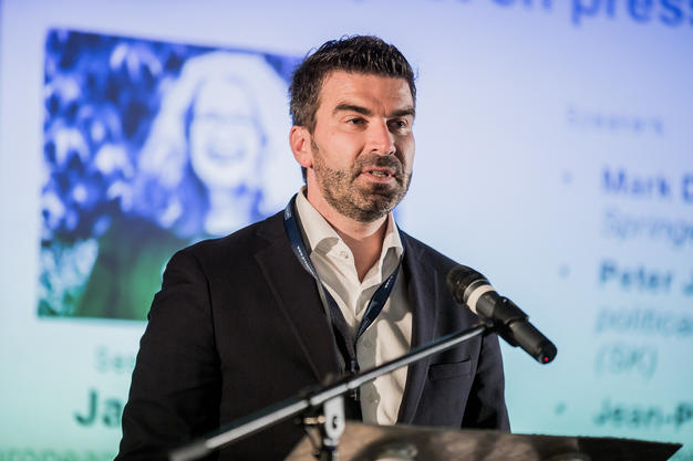 Prezes koncernu Ringier Axel Springer Mark Dekan poucza dziennikarzy jak pisać o UE Prezes koncernu Ringier Axel Springer Mark Dekan poucza dziennikarzy jak pisać o UE