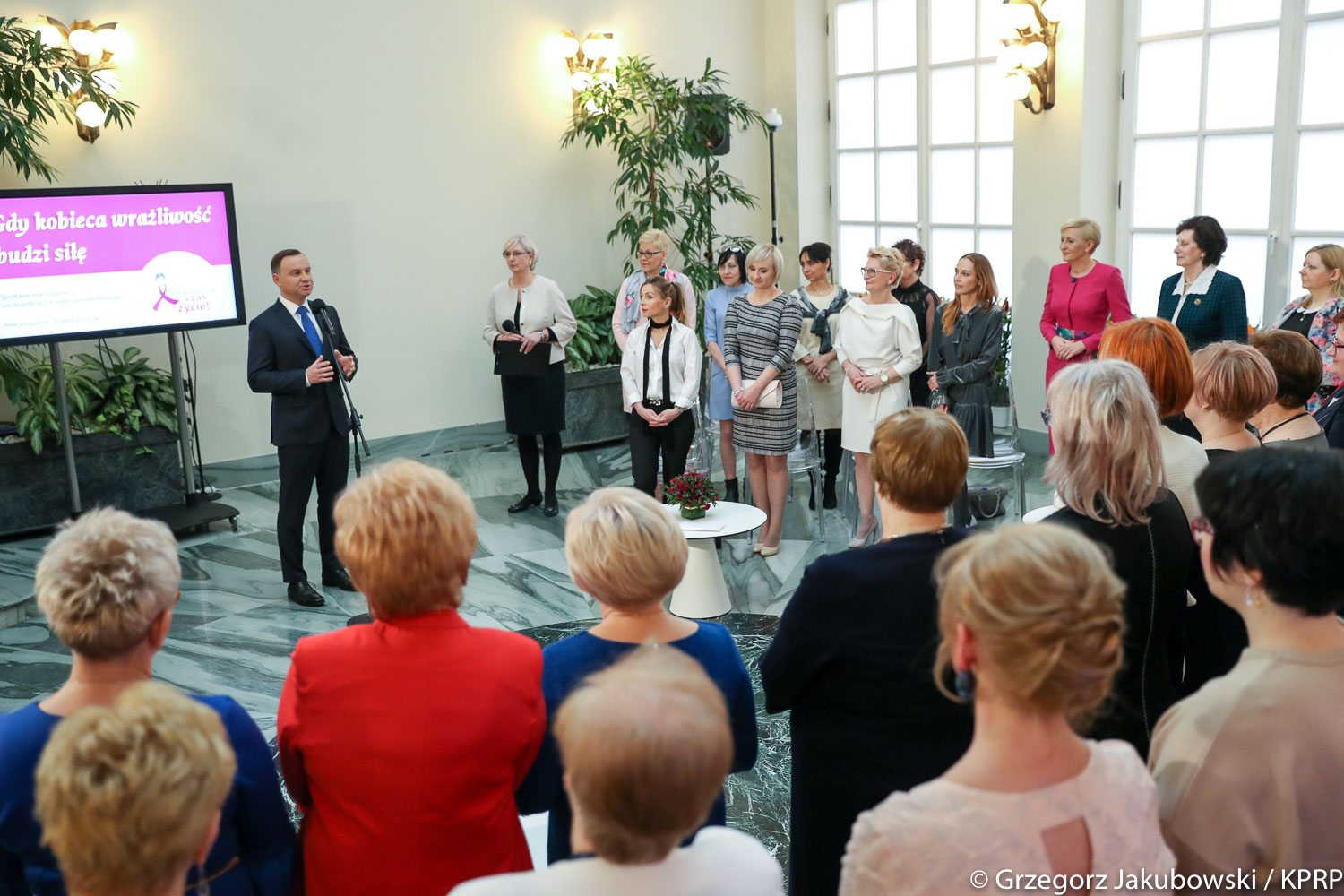 Para Prezydencka spotkała się z kobietami z chorobą nowotworową Para Prezydencka spotkała się z kobietami z chorobą nowotworową