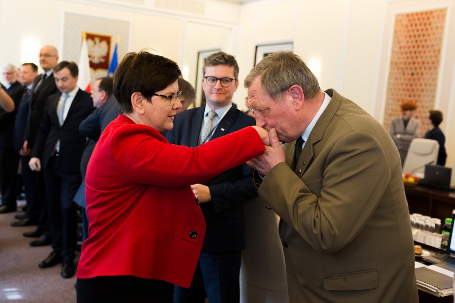 “Rz”: Beatę Szydło na stanowisku szefa rządu zastąpić miałby osobiście prezes PiS Jarosław Kaczyński “Rz”: Beatę Szydło na stanowisku szefa rządu zastąpić miałby osobiście prezes PiS Jarosław Kaczyński