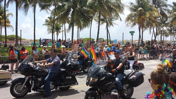 Tysiące ludzi na paradzie gejów w Miami Beach Tysiące ludzi na paradzie gejów w Miami Beach