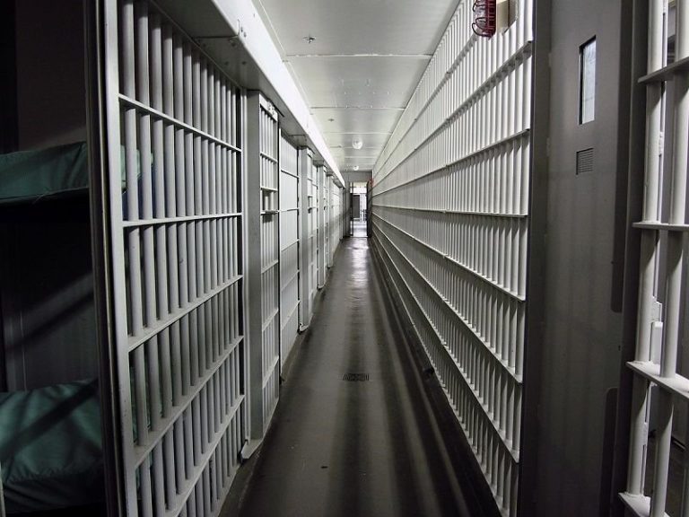 Zamieszki w więzieniu w Kalifornii, 2 osoby ugodzone nożem