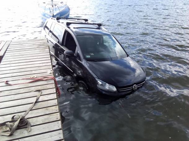 Zaparkował auto w… jeziorze Zaparkował auto w… jeziorze
