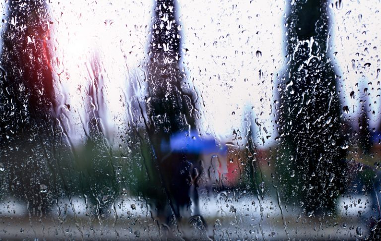 Woda z nieba to aż nadto. Urzędnicy proszą, aby nie brać prysznica w czasie ulew