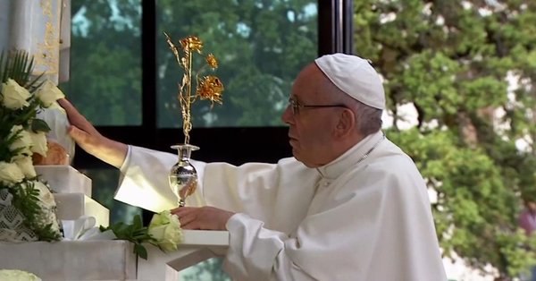 Papież kanonizował dwoje dzieci, którym sto lat temu ukazała się Matka Boska Papież kanonizował dwoje dzieci, którym sto lat temu ukazała się Matka Boska