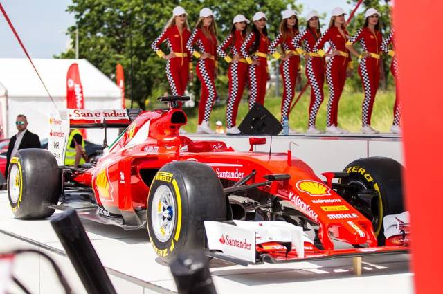 Kimi Raikkonen w Polsce: Superszybkie Ferrari na ulicach stolicy! Kimi Raikkonen w Polsce: Superszybkie Ferrari na ulicach stolicy!