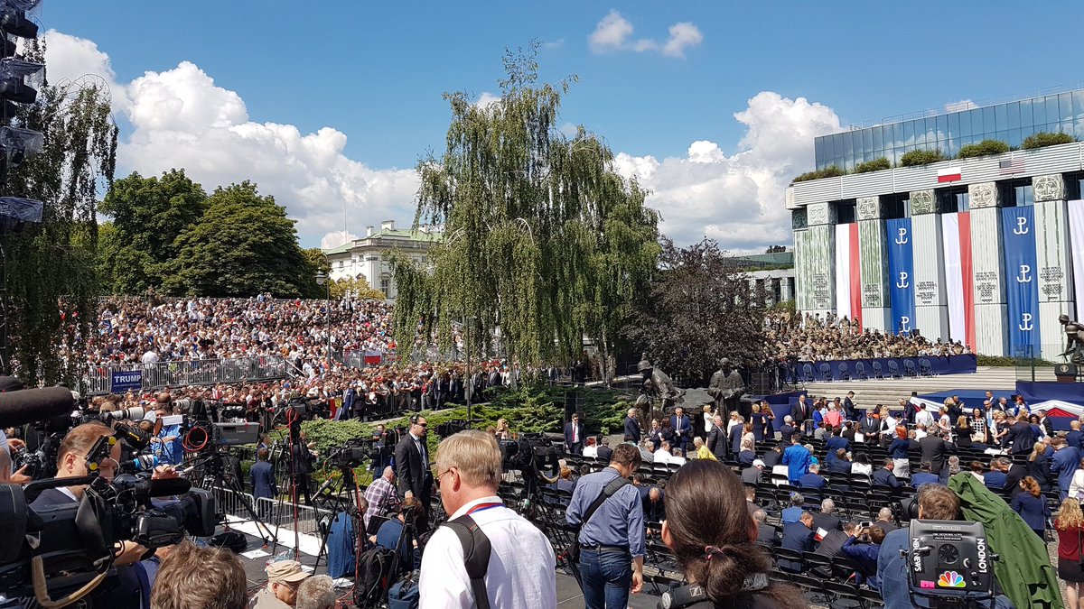 Lech Wałęsa oraz politycy Platformy Obywatelskiej i Nowoczesnej wygwizdani na placu Krasińskich Lech Wałęsa oraz politycy Platformy Obywatelskiej i Nowoczesnej wygwizdani na placu Krasińskich
