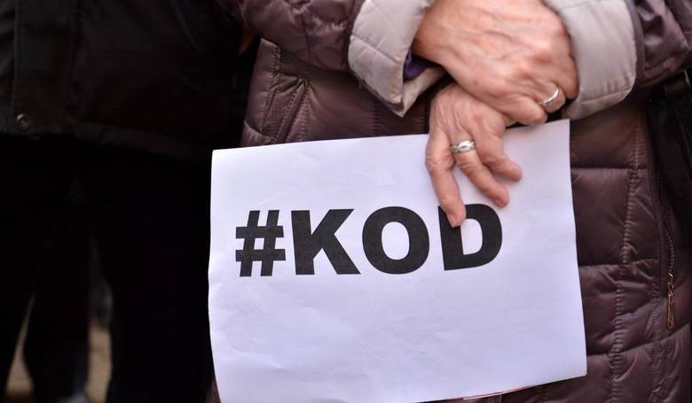 Awantura w Suwałkach: KOD zakłócił przemówienie Anny Anders. Teraz sprawa wróci do sądu Awantura w Suwałkach: KOD zakłócił przemówienie Anny Anders. Teraz sprawa wróci do sądu