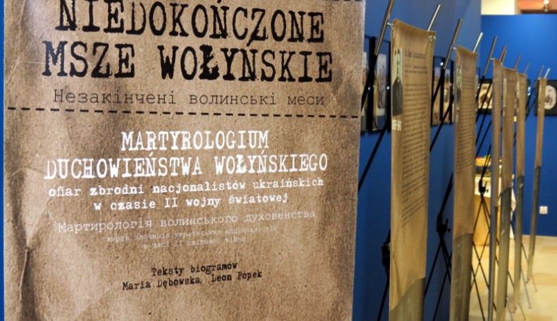 W Sejmie otwarto wystawę “Niedokończone Msze Wołyńskie” W Sejmie otwarto wystawę “Niedokończone Msze Wołyńskie”