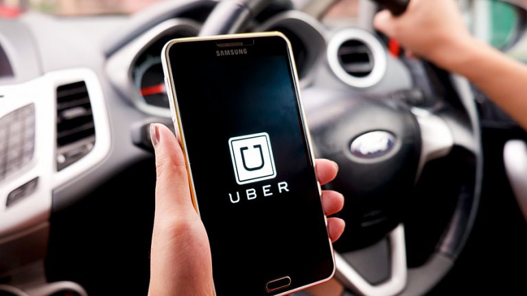 240 tysięcy kierowców Ubera z siedmiu krajów europejskich, w tym z Polski, złożyło pozew zbiorowy przeciwko firmie