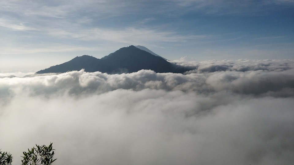 Niespokojny wulkan na Bali. Zamknięto tamtejsze lotnisko Niespokojny wulkan na Bali. Zamknięto tamtejsze lotnisko