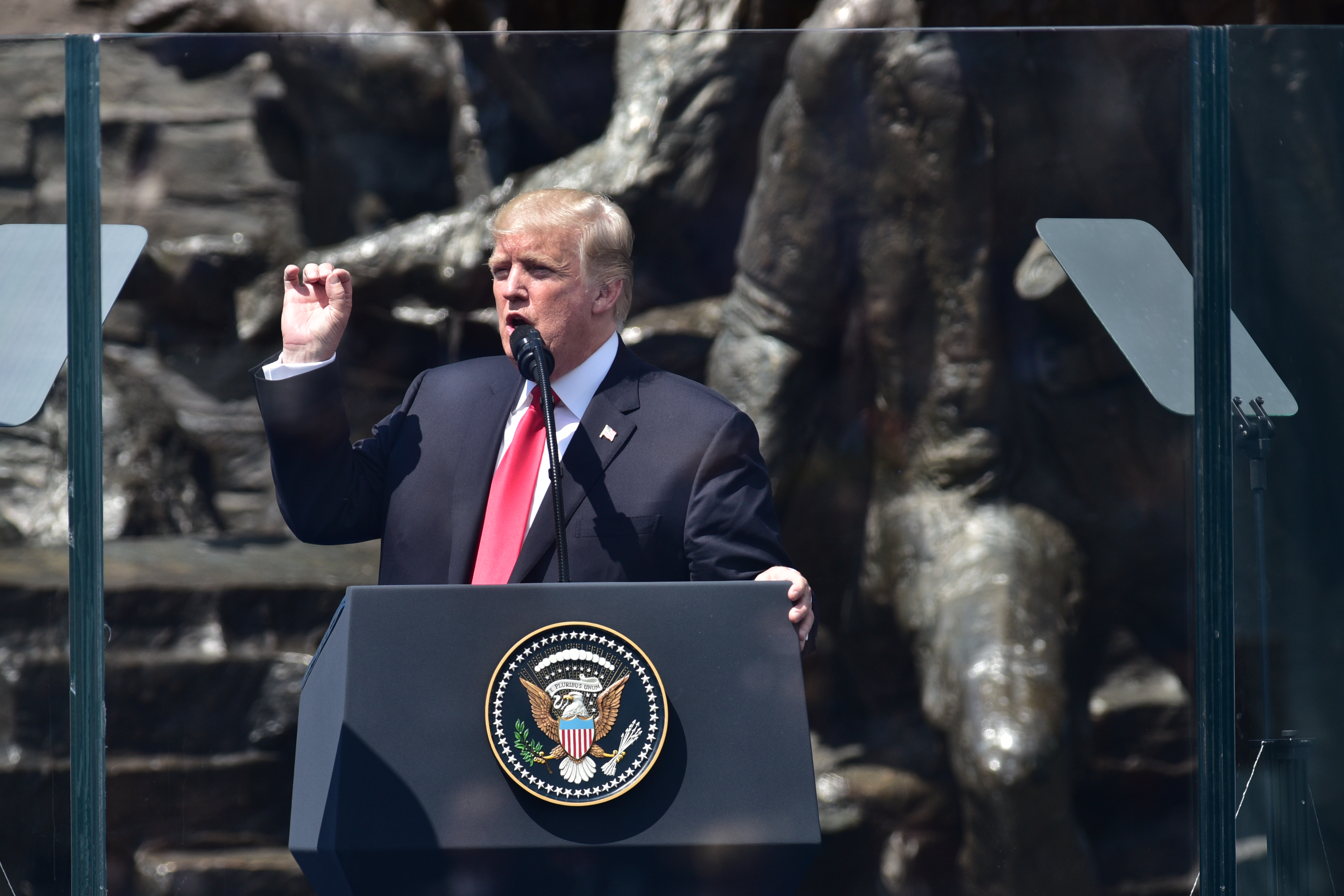 Ostro na linii USA-Pakistan. Amerykański ambasador wezwany na dywanik z powodu tweeta Trumpa Ostro na linii USA-Pakistan. Amerykański ambasador wezwany na dywanik z powodu tweeta Trumpa