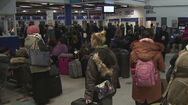 Pasażerowie Greyhound utknęli w Chicago przez burzę śnieżną Pasażerowie Greyhound utknęli w Chicago przez burzę śnieżną