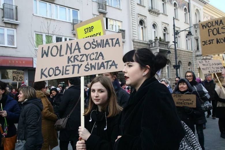 Łódź: Protesty przed siedzibami PiS w związku z próbami zaostrzenia prawa aborcyjnego Łódź: Protesty przed siedzibami PiS w związku z próbami zaostrzenia prawa aborcyjnego