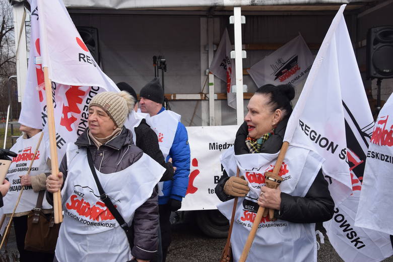 Protest przed Fiatem w Tychach: Solidarność żąda 1 tys. zł podwyżki i pracy dla zwalnianych Protest przed Fiatem w Tychach: Solidarność żąda 1 tys. zł podwyżki i pracy dla zwalnianych