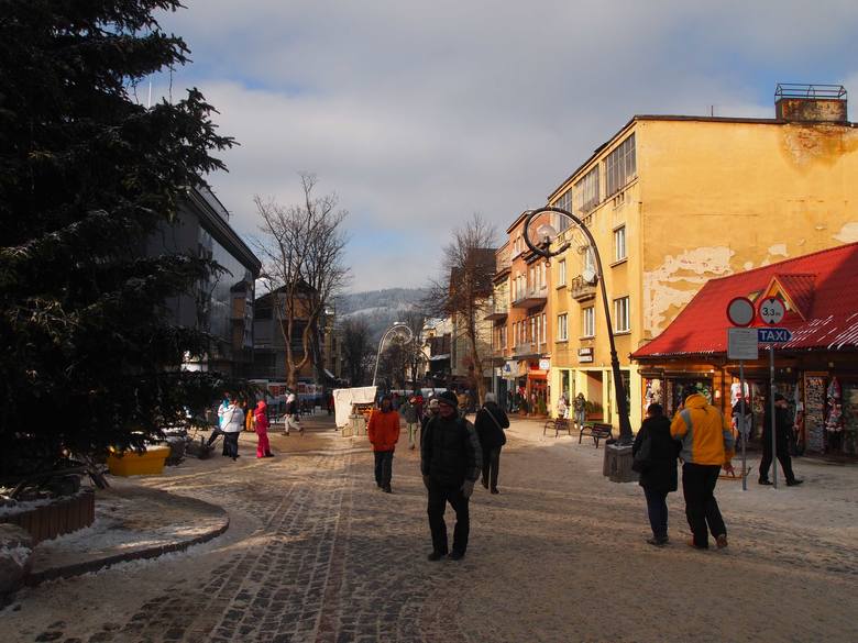 Zakopane: Polacy jadą na ferie. Na stokach i na Krupówkach ludzi coraz więcej Zakopane: Polacy jadą na ferie. Na stokach i na Krupówkach ludzi coraz więcej